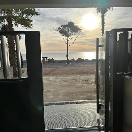 Pearl - Seaside Rooftop Pool Apartment